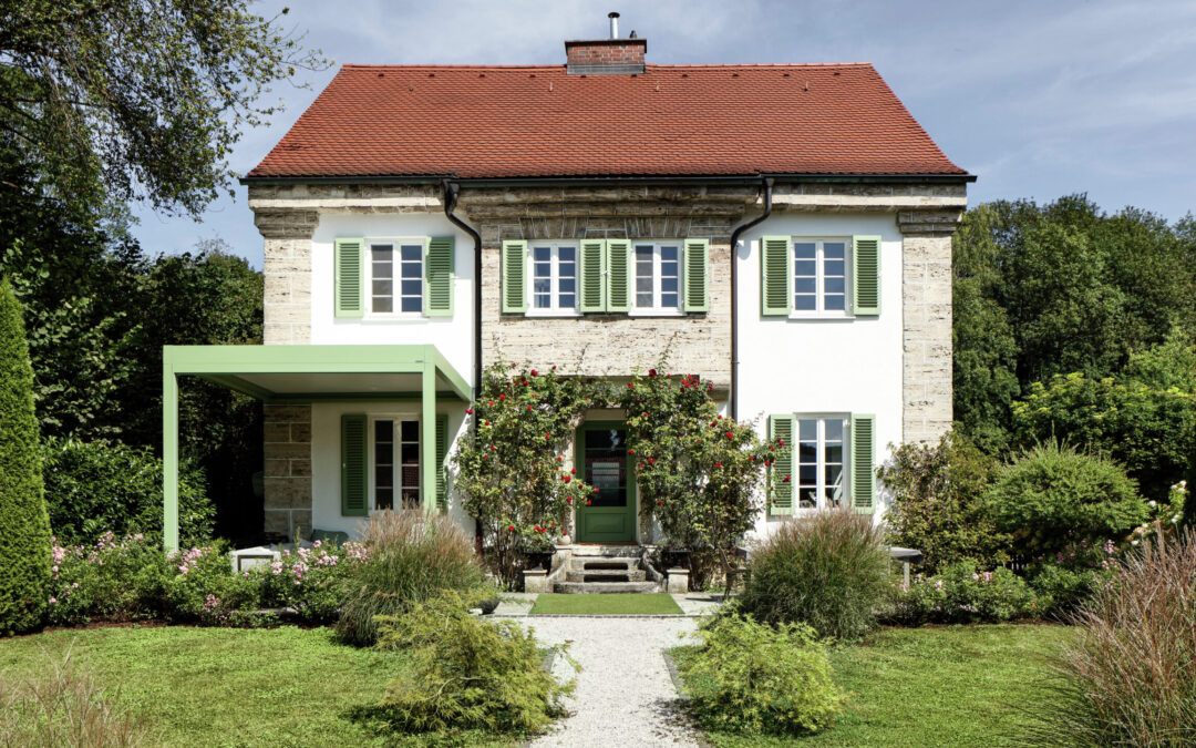 Lamellendach schützt Terrasse eines 200 Jahre alten Tuffsteinhauses