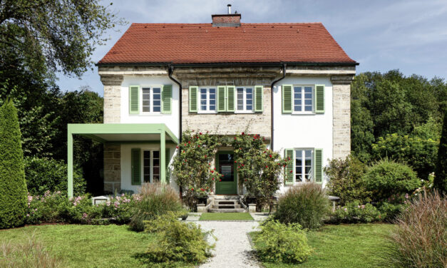 Lamellendach schützt Terrasse eines 200 Jahre alten Tuffsteinhauses