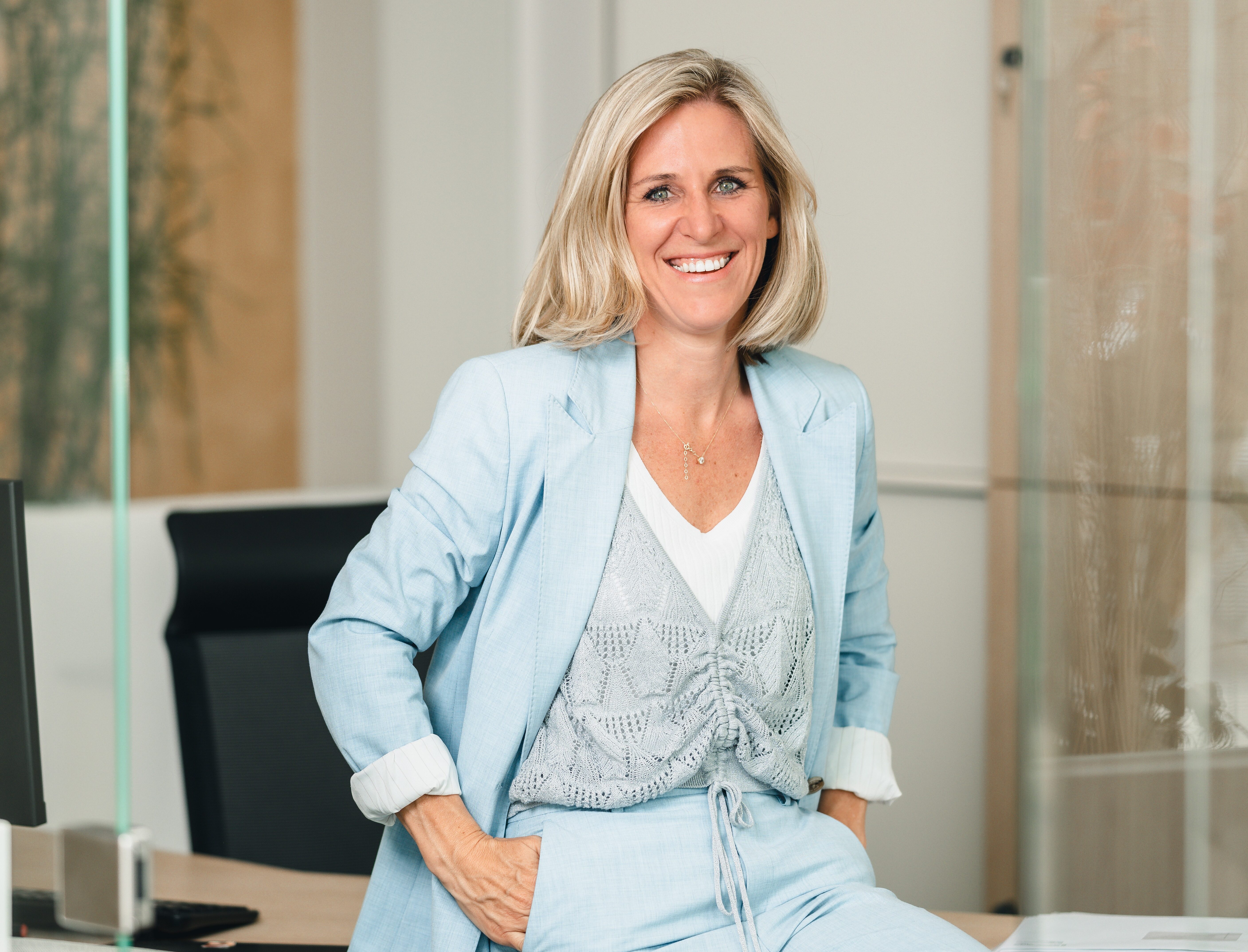 10_2025_12_Powerfrau