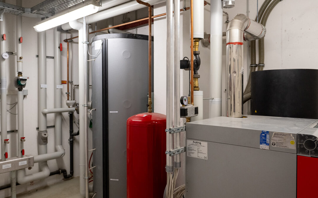 Unmögliches möglich machen: Wenn ein 25 kW Pelletkessel für Kirche und Pfarrheim reicht