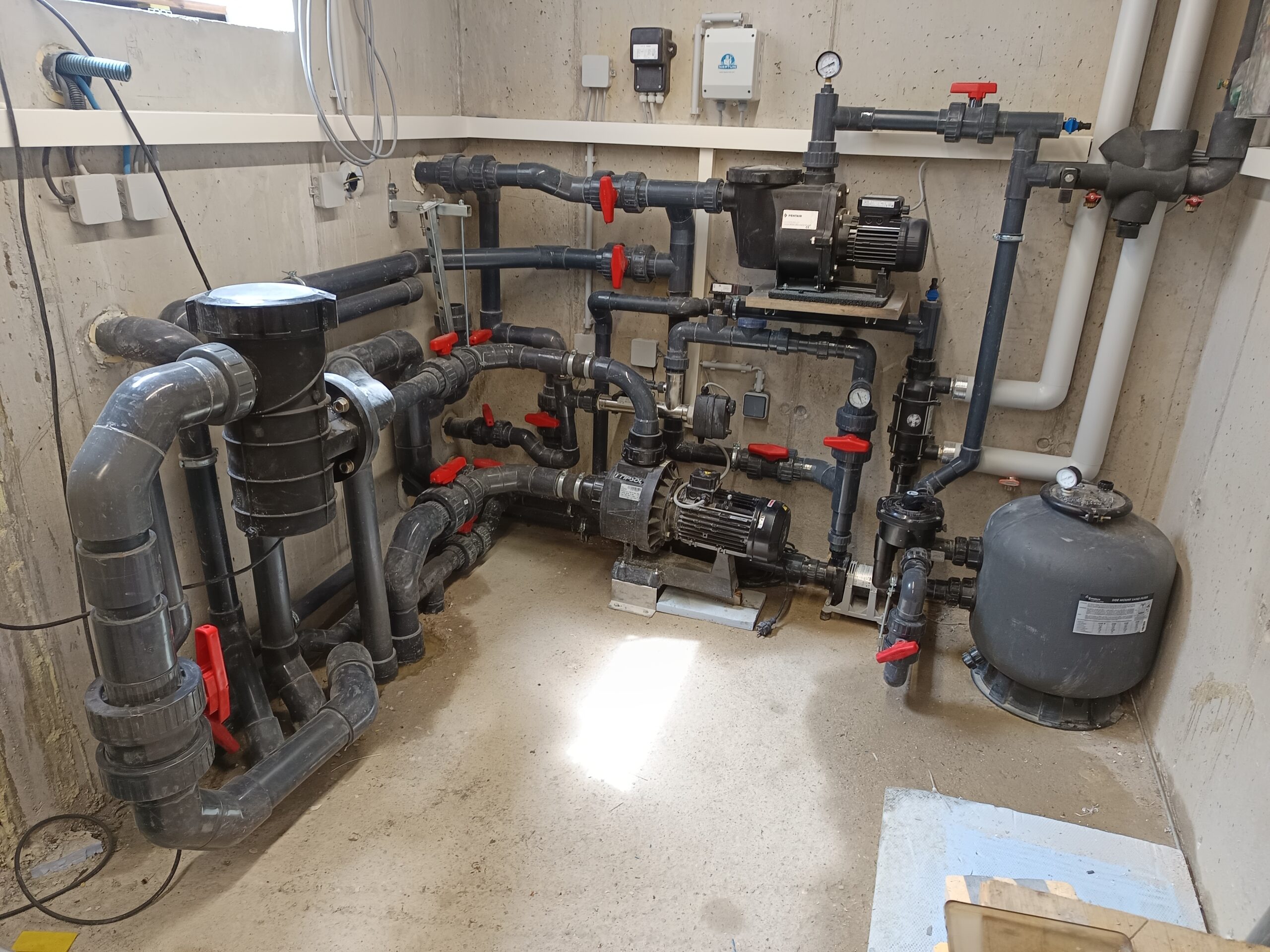 19_Pooltechnik_Ueberlaufpool_im_Keller