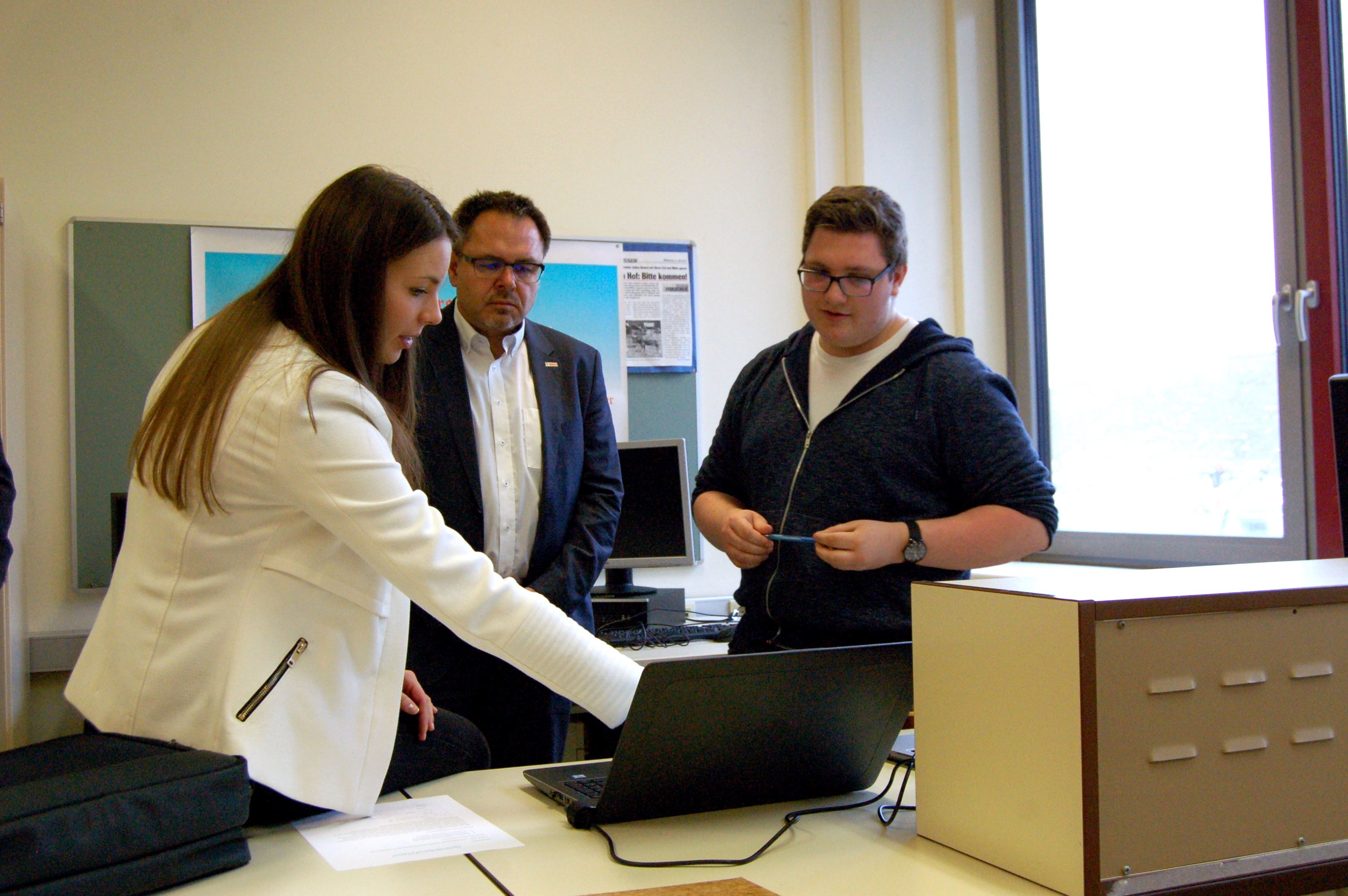 Abschluss-Projekte begeistern Bosch-Delegation