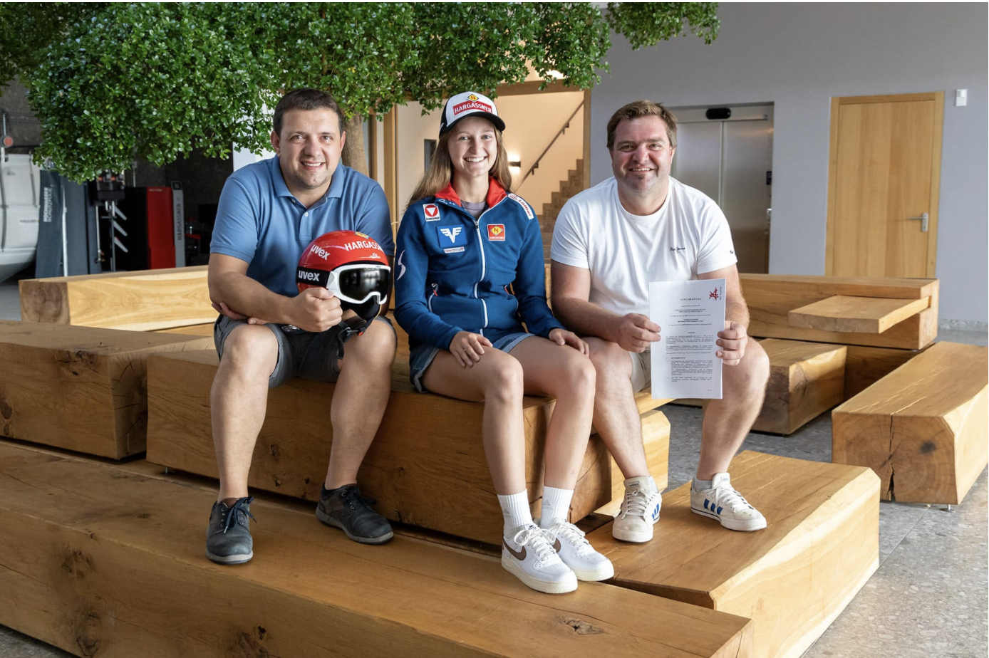 Hargassner sponsert Skisprung-Youngstar Julia Mühlbacher