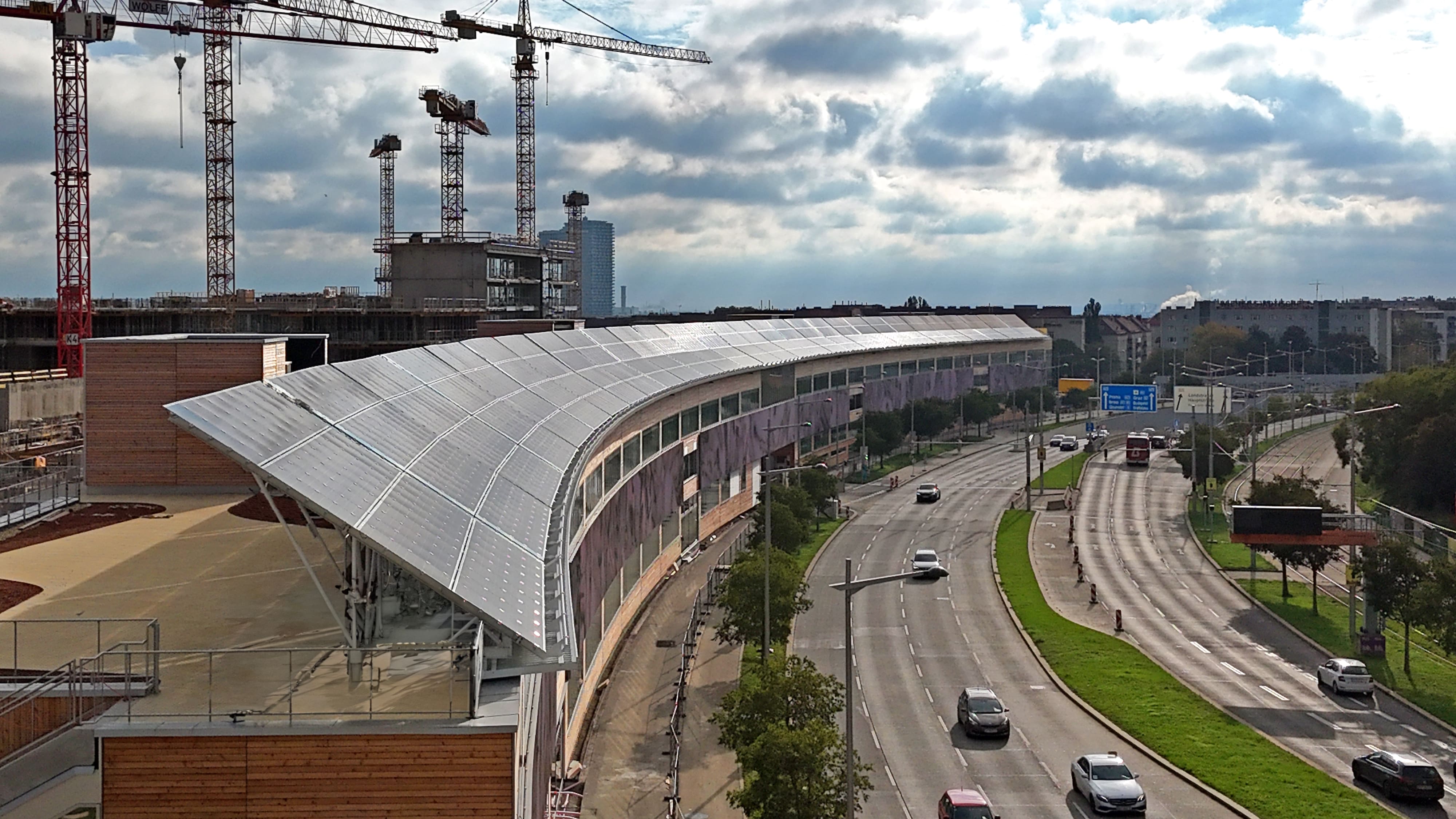 Viennas DOCKS setzt den Standard mit Solar- und Schallschutzlösungen