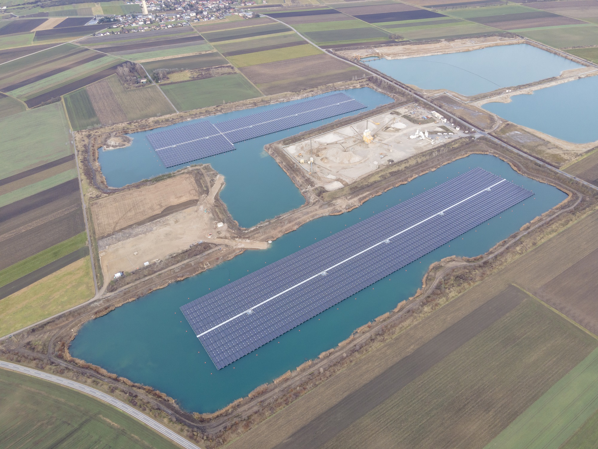 Sonnige Geburtstagsgrüße aus Grafenwörth: Mitteleuropas größte Floating-PV-Anlage wird 1 Jahr alt: