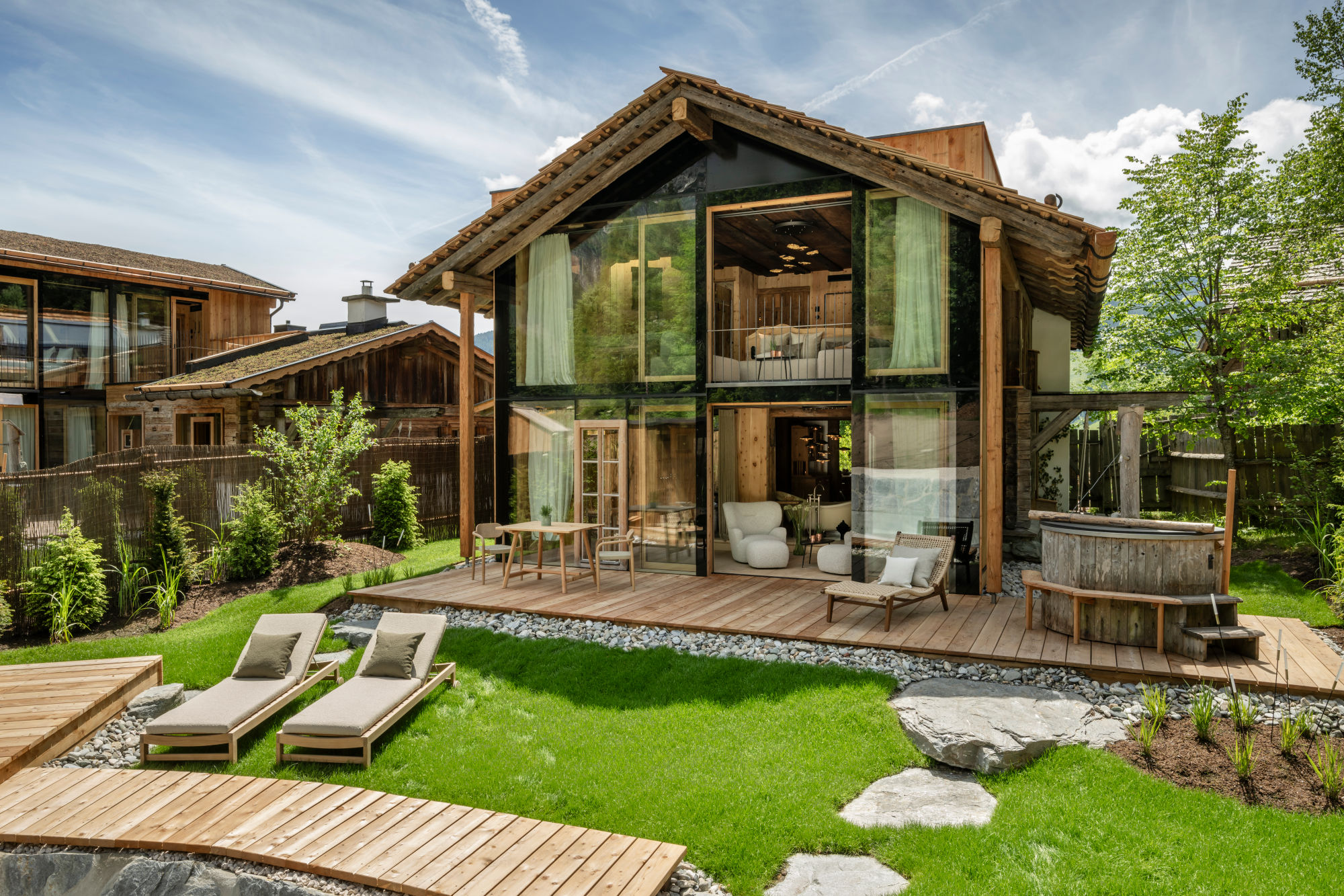 Verbindung aus Natur und geerdetem Luxus: Seehütten im Priesteregg Premium Eco Resort mit Aquahalo von Dornbracht